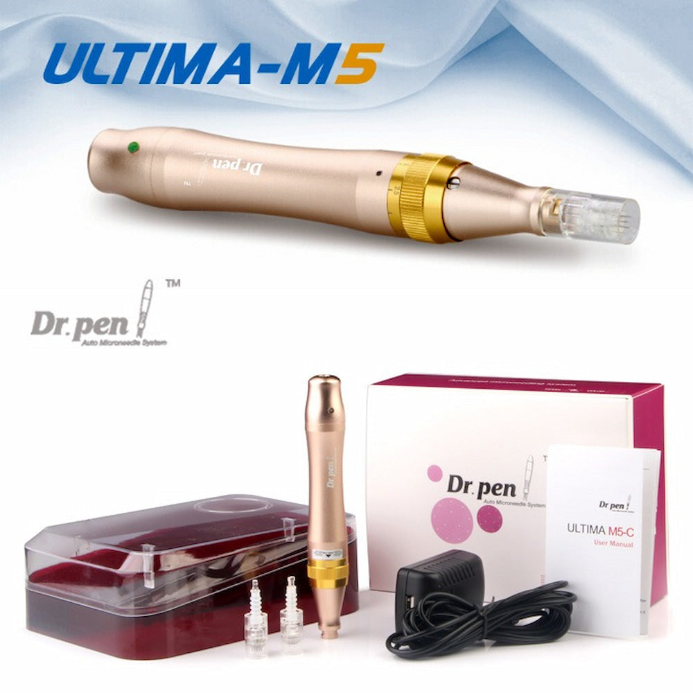 Dr. Pen Ultima M5 microneedling-lápiz en oro con accesorios incluidos, como cartucho de agujas, funda protectora, adaptador de corriente y manual de usuario. La parte superior de la imagen muestra el lápiz en primer plano y el texto “ULTIMA-M5”.