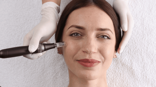 Är professionell microneedling bättre än hemmabehandling?