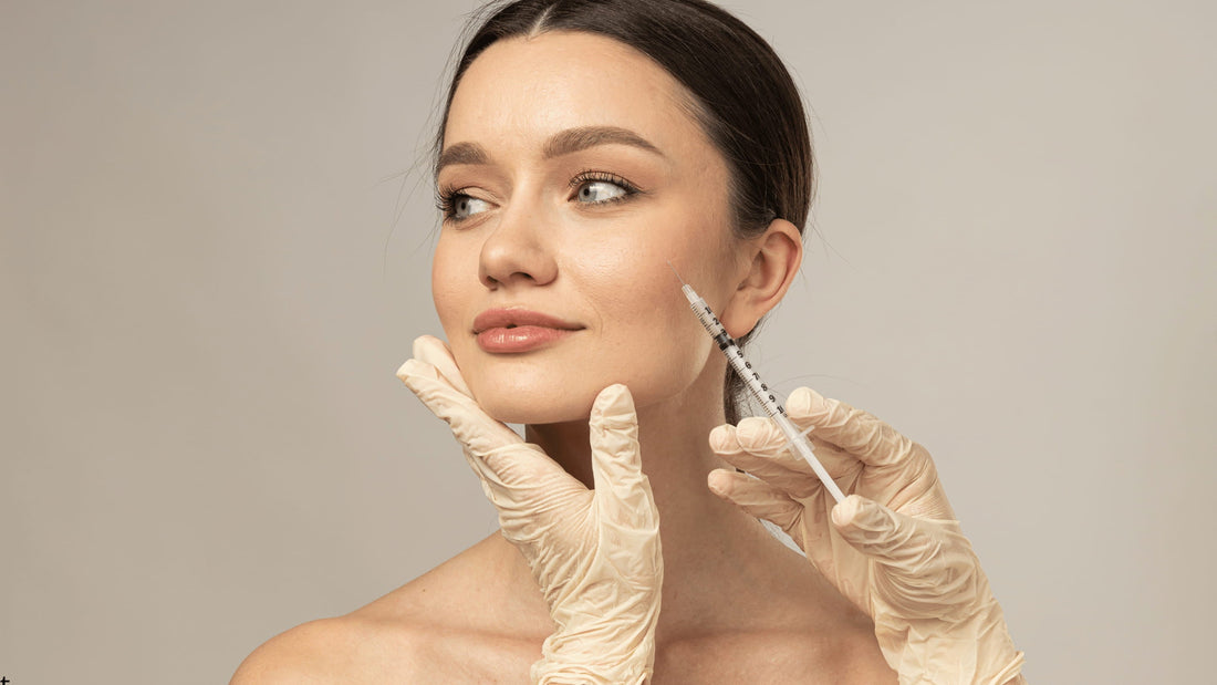 Kvinna får en estetisk injektionsbehandling i ansiktet – microneedling och botox och hur behandlingarna kan kombineras.