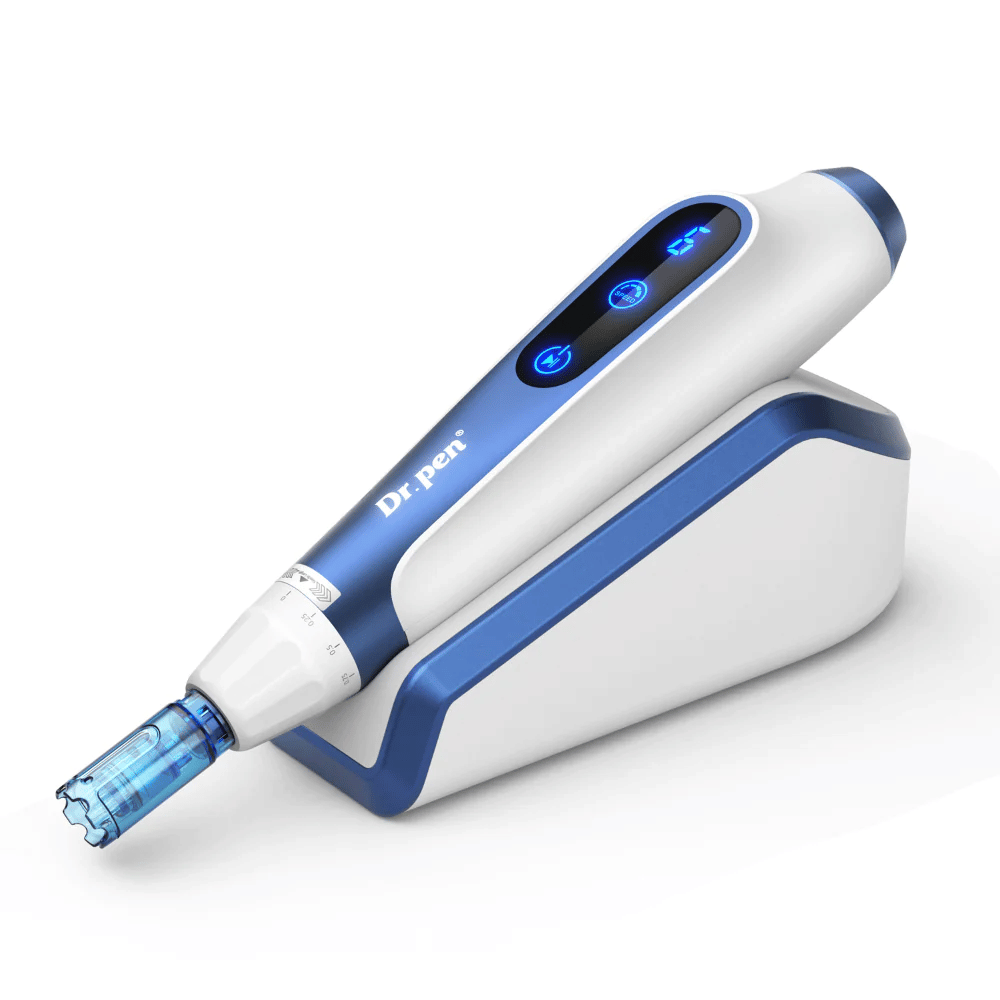 Imagen del producto de Dr. Pen A11 en diseño blanco y azul en su cargador de inducción - pluma microneedling avanzada para mejora de la piel.