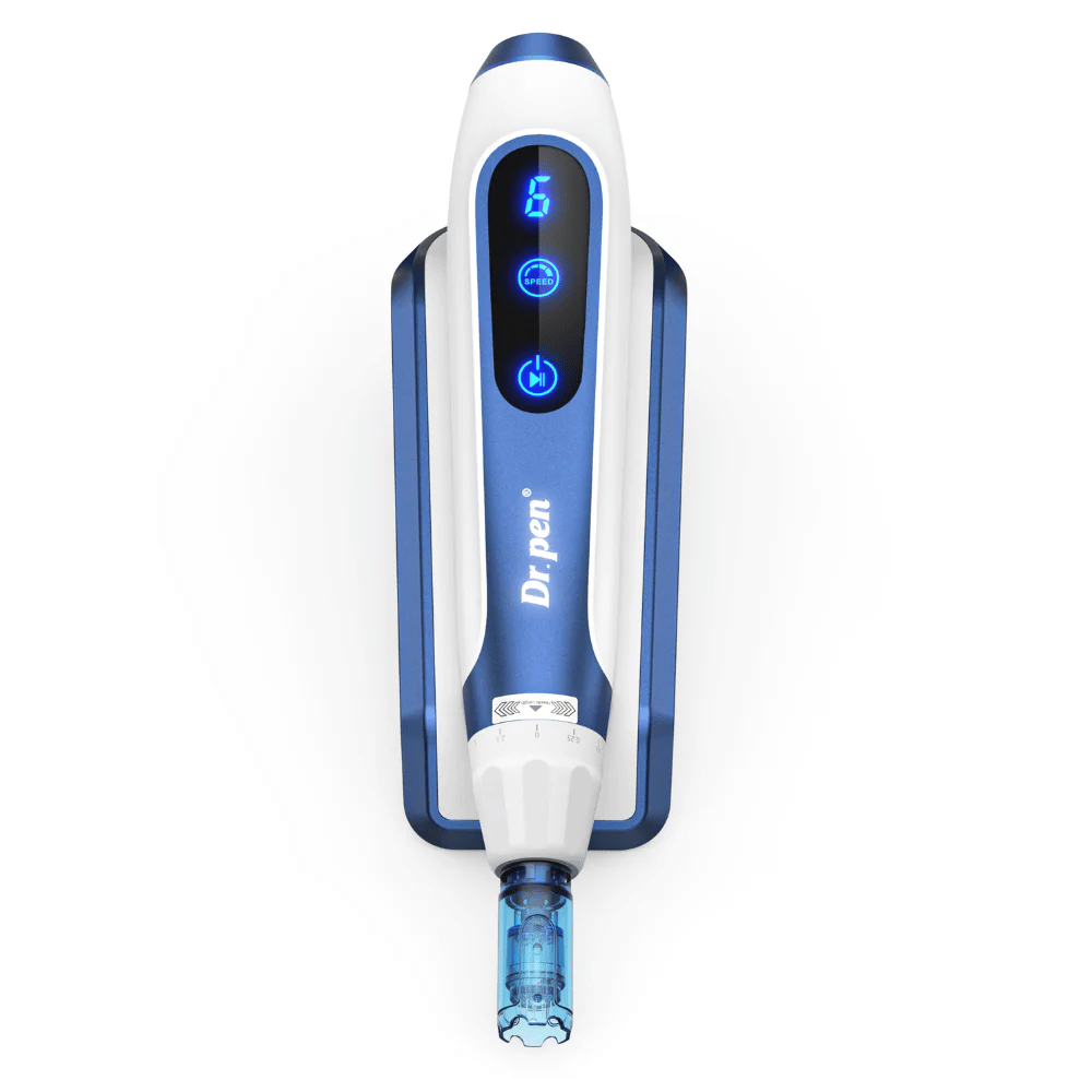 Primer plano de Dr. Pen A11 en diseño azul y blanco con botones digitales iluminados y cartucho de aguja. Avanzada pluma microneedling para rejuvenecimiento profesional de la piel y absorción de suero.