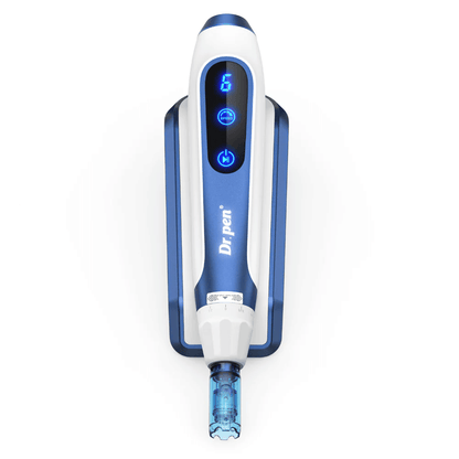 Primer plano de Dr. Pen A11 en diseño azul y blanco con botones digitales iluminados y cartucho de aguja. Avanzada pluma microneedling para rejuvenecimiento profesional de la piel y absorción de suero.