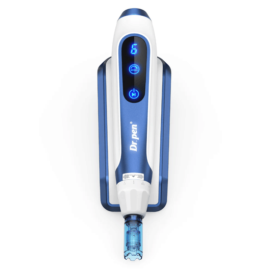 Primer plano de Dr. Pen A11 en diseño azul y blanco con botones digitales iluminados y cartucho de aguja. Avanzada pluma microneedling para rejuvenecimiento profesional de la piel y absorción de suero.