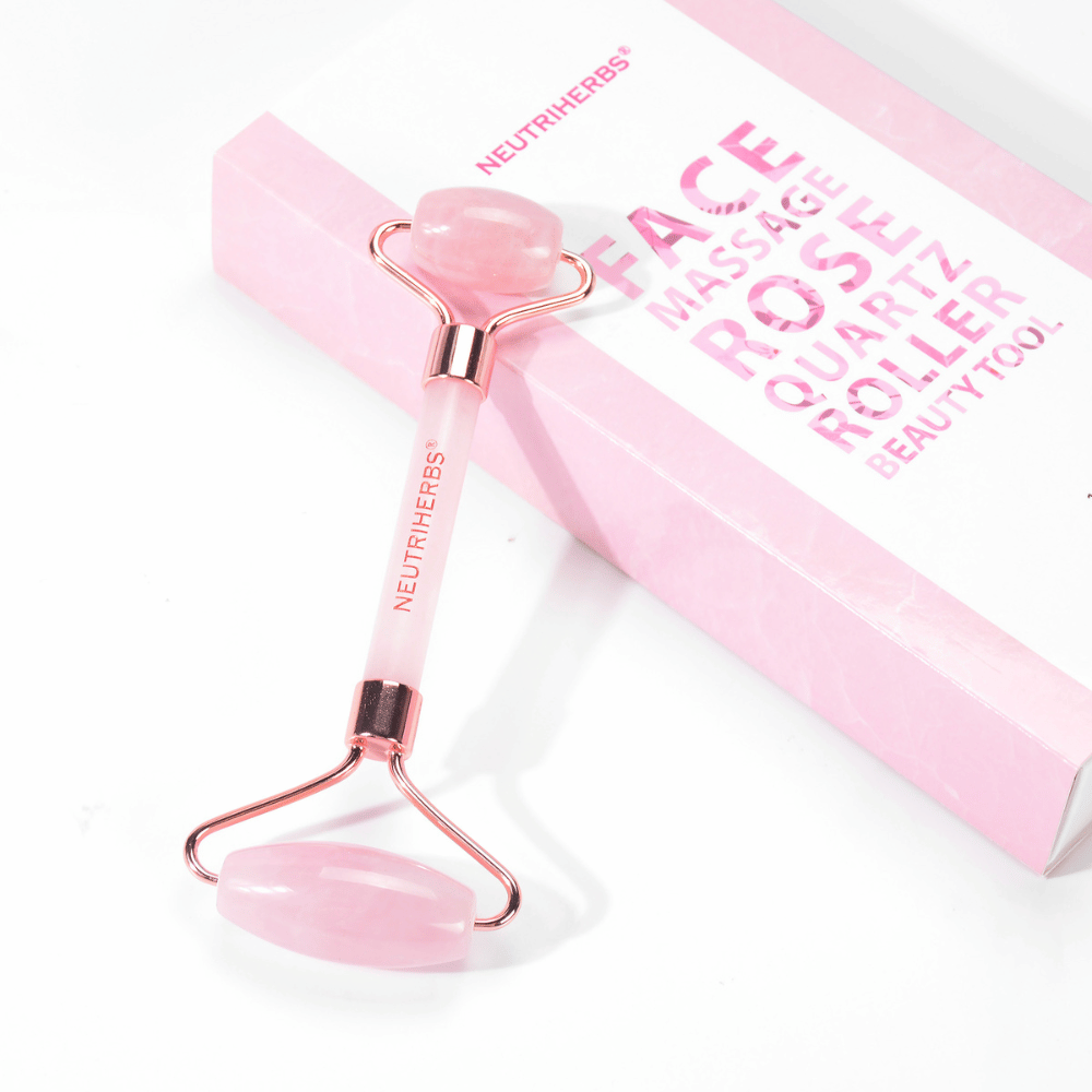 Neutriherbs rodillo facial de cuarzo rosa para masaje facial y rutina de cuidado de la piel.