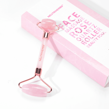 Neutriherbs rodillo facial de cuarzo rosa para masaje facial y rutina de cuidado de la piel.