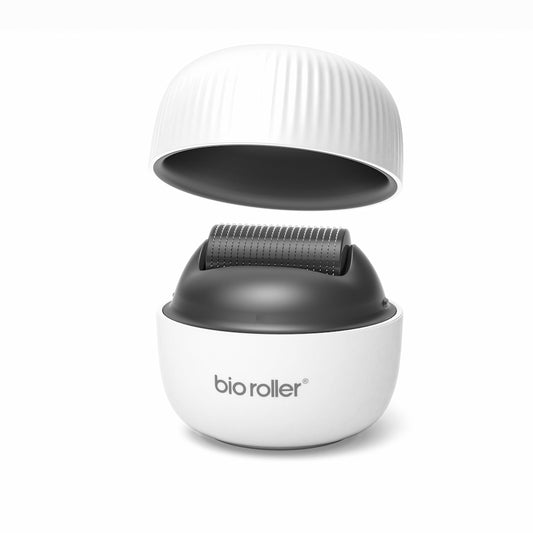 Bio Roller G4 microneedling-rodillo con tapa protectora abierta, muestra el cabezal de agujas utilizado para el rejuvenecimiento de la piel y mejora de la absorción del producto.