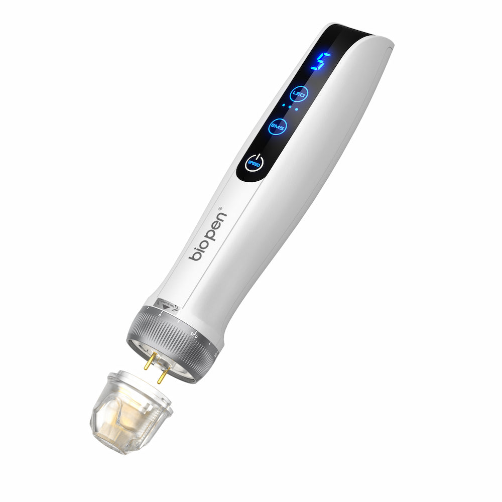 Bio pen Q2 microneedling-bolígrafo en blanco con pantalla LED azul, mostrado con cartucho de aguja desmontado donde se ven los dos pines de contacto.