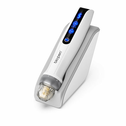 Bolígrafo BioPen blanco Q2 microneedling colocado en un soporte blanco, con pantalla LED digital azul y módulo de aguja transparente.