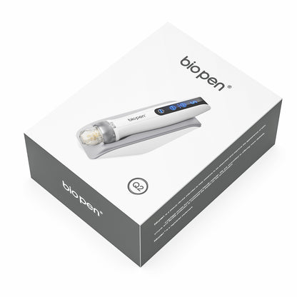 Bolígrafo Q2 microneedling mostrado en la parte superior de una caja de producto blanca y gris con logotipo claro e imagen del bolígrafo en la tapa.