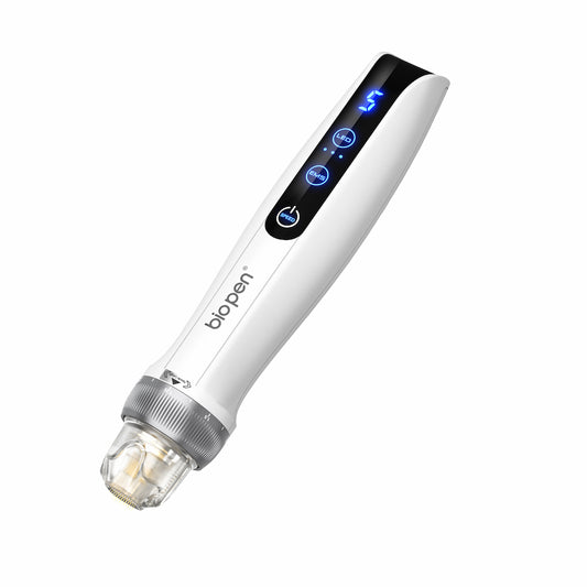Bolígrafo BioPen blanco Q2 microneedling con pantalla LED digital, botones de función y módulo de aguja transparente.