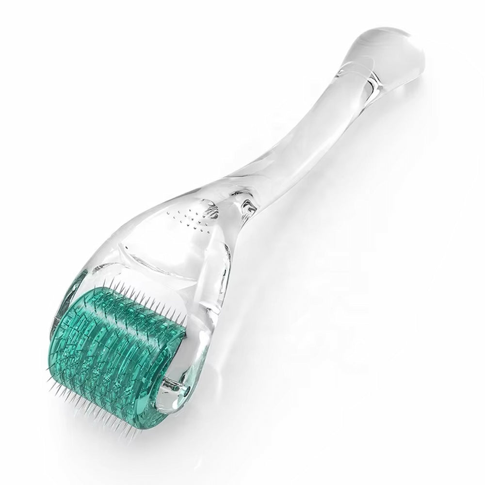 Dermaroller DRS 192 para microneedling con mango transparente y rodillo de agujas verde, se utiliza para estimular el colágeno, mejorar la textura de la piel y reducir las líneas finas.