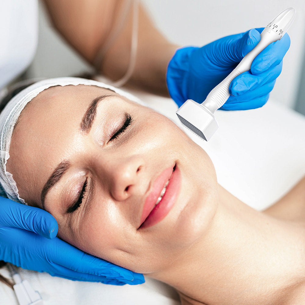 Tratamiento profesional de microneedling con Dermastamp DRS 140A en el rostro de un cliente para rejuvenecimiento de la piel y mejora de la estructura de la piel.