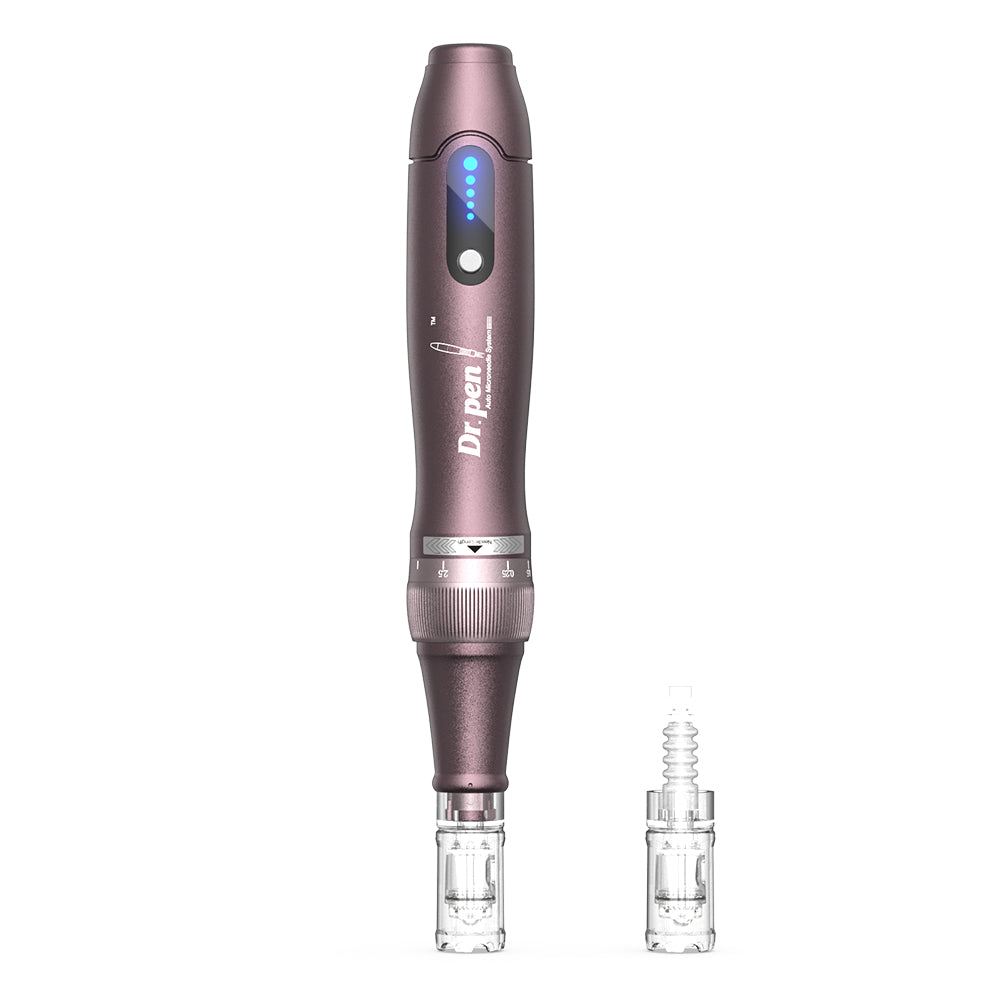 Dr. Pen A10 microneedling pluma en púrpura con cabezal de aguja montado y un cabezal de aguja adicional al lado para tratamiento de piel profesional.