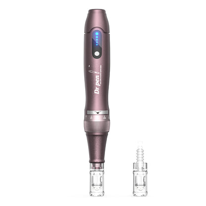 Dr. Pen A10 microneedling pluma en púrpura con cabezal de aguja montado y un cabezal de aguja adicional al lado para tratamiento de piel profesional.
