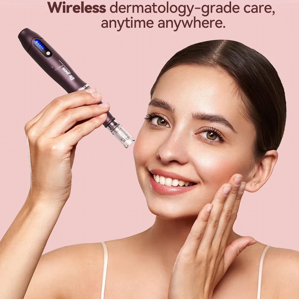 Mujer usando Dr. Pen A10 pluma de microagujas inalámbrica para tratamiento facial.