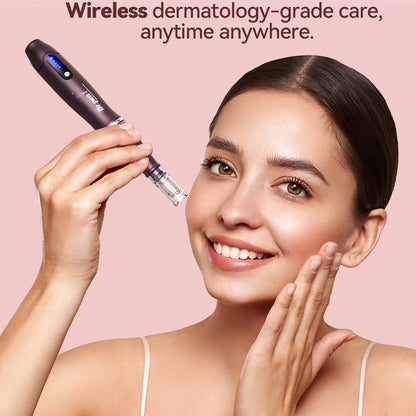 Mujer usando Dr. Pen A10 pluma de microagujas inalámbrica para tratamiento facial.