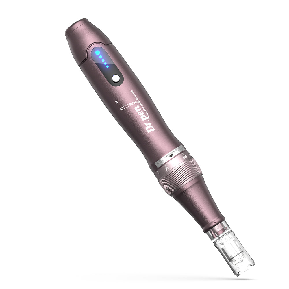 Dr. Pen A10 microneedling pluma en púrpura con indicador LED azul y cabezal de aguja para tratamiento de piel preciso y profesional.