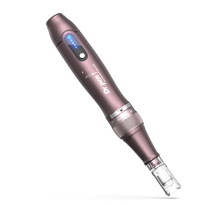 Dr. Pen A10 microneedling pluma en púrpura con indicador LED azul y cabezal de aguja para tratamiento de piel preciso y profesional.