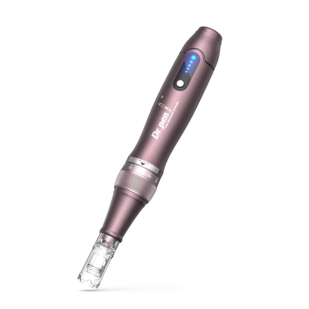 Dr. Pen A10 microneedling pluma en púrpura con indicador LED y cabezal de aguja montado para tratamiento de piel preciso y profesional.