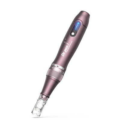Dr. Pen A10 microneedling pluma en púrpura con indicador LED y cabezal de aguja montado para tratamiento de piel preciso y profesional.