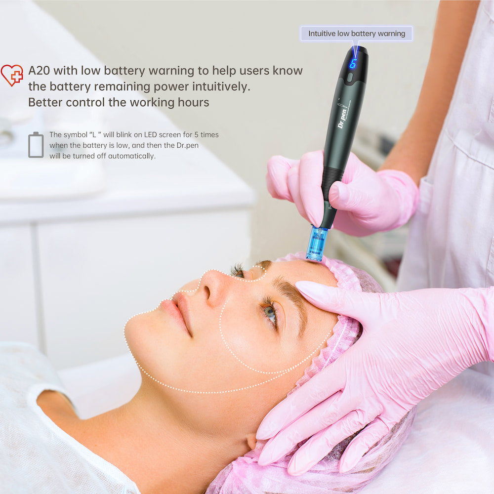 Terapeuta de la piel realiza microneedling con Dr. Pen A20 en la frente de un cliente, con advertencia de batería baja mostrada y áreas de tratamiento marcadas para tratamiento facial profesional.