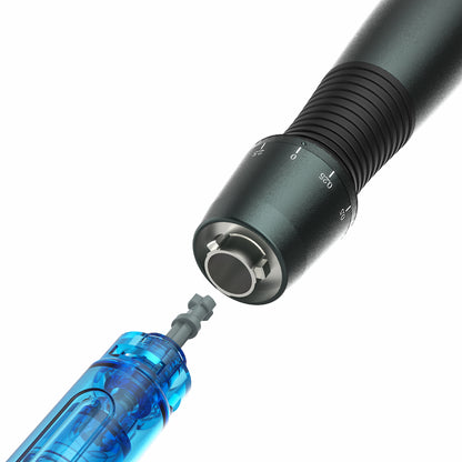 Primer plano de Dr. Pen A20 microneedling-pluma donde se conecta un cartucho de aguja azul, muestra la fácil instalación de módulos de aguja intercambiables para tratamiento profesional de la piel.
