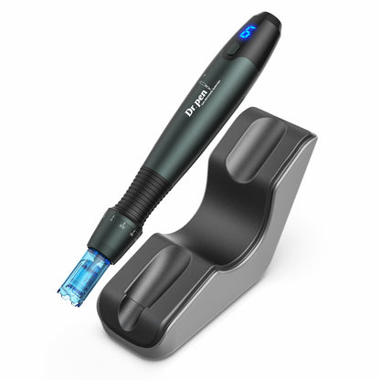 Dr. Pen A20 microneedling-pluma colocada en su estación de carga ergonómica, herramienta avanzada para estimulación de colágeno y tratamiento profesional de la piel en casa o en el salón.