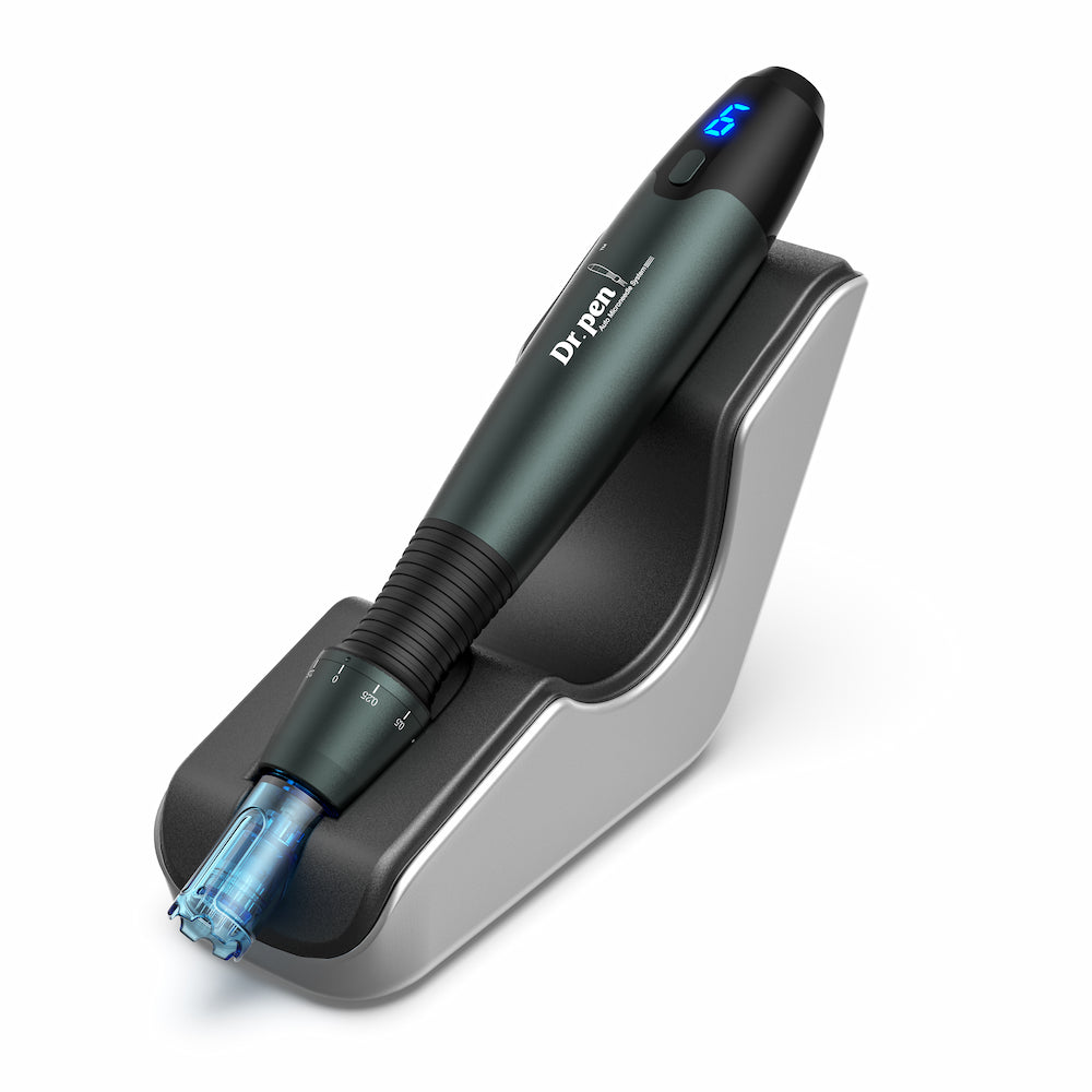 Dr. Pen A20 microneedling-pluma colocada en su estación de carga, herramienta profesional para rejuvenecimiento de la piel, estimulación de colágeno y tratamiento avanzado de microneedling.