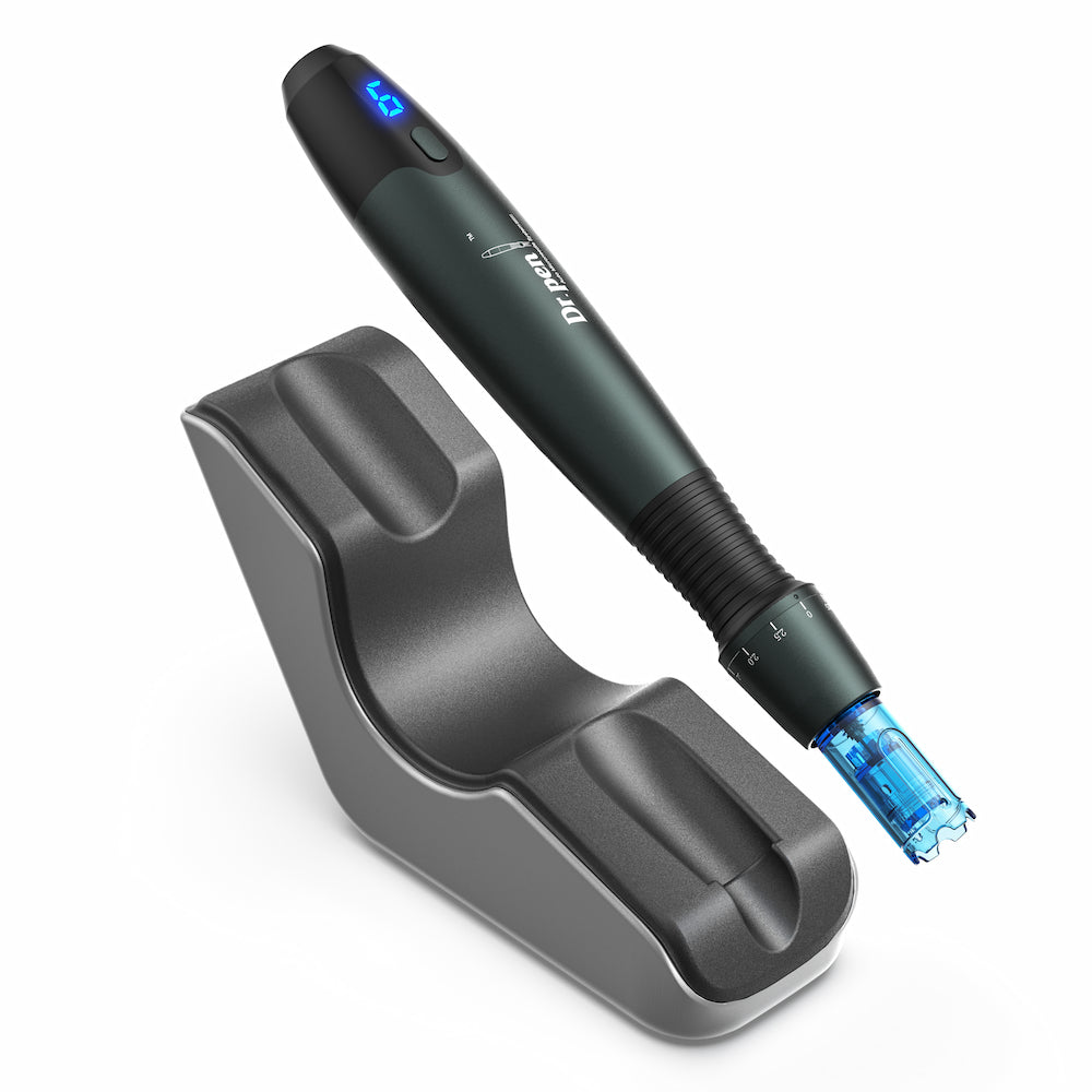 Dr. Pen A20 microneedling-pluma inclinada contra su estación de carga ergonómica, tratamiento avanzado de agujas para renovación de la piel y estimulación de colágeno.