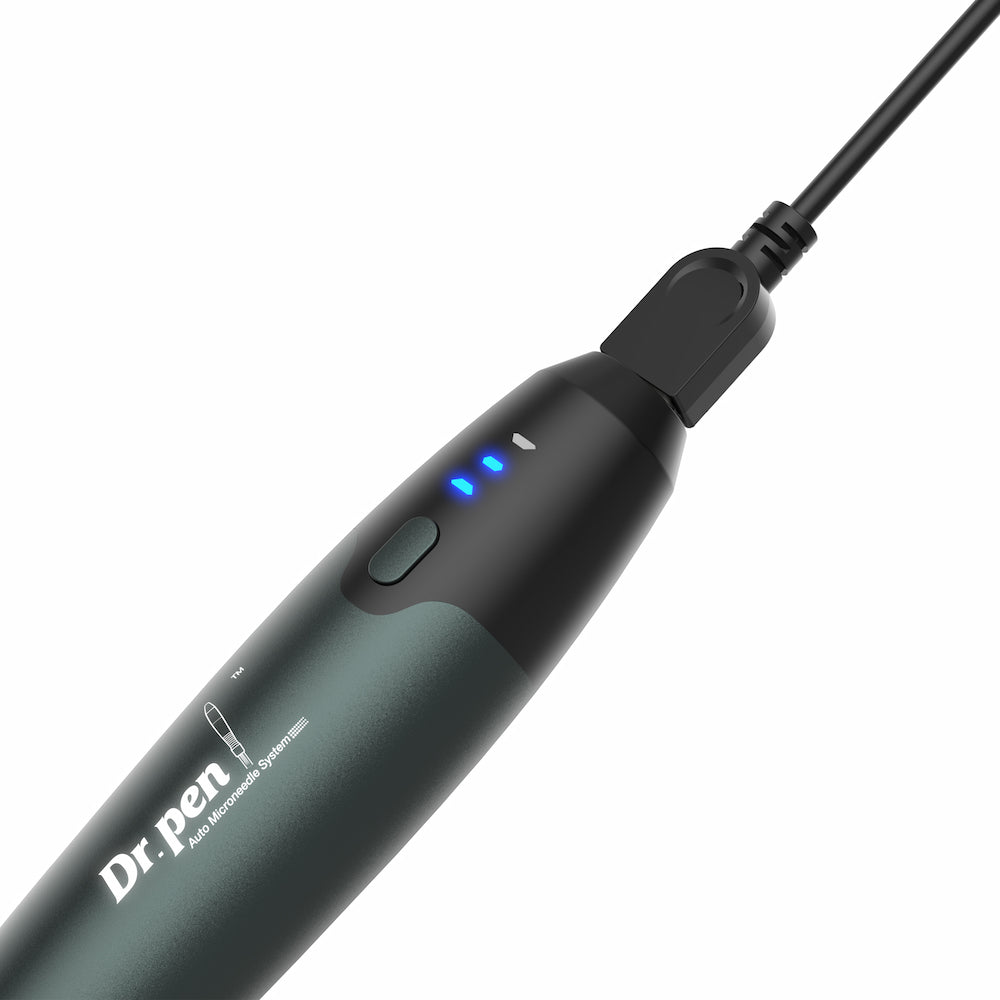 Dr. Pen A20 microneedling-pluma que se carga vía USB, con indicador de batería azul y diseño ergonómico para tratamiento profesional de la piel.