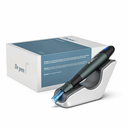 Dr. Pen A20 microneedling-pluma en estación de carga frente a la caja del producto - dispositivo profesional de tratamiento de la piel para una piel más suave, cicatrices de acné y anti-envejecimiento.