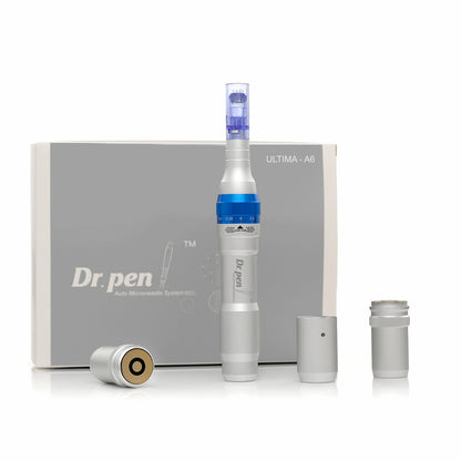 Dr. Pen A6 bolígrafo de microneedling en plata con cartucho de aguja azul, mostrado junto con partes de batería intercambiables y empaque original.