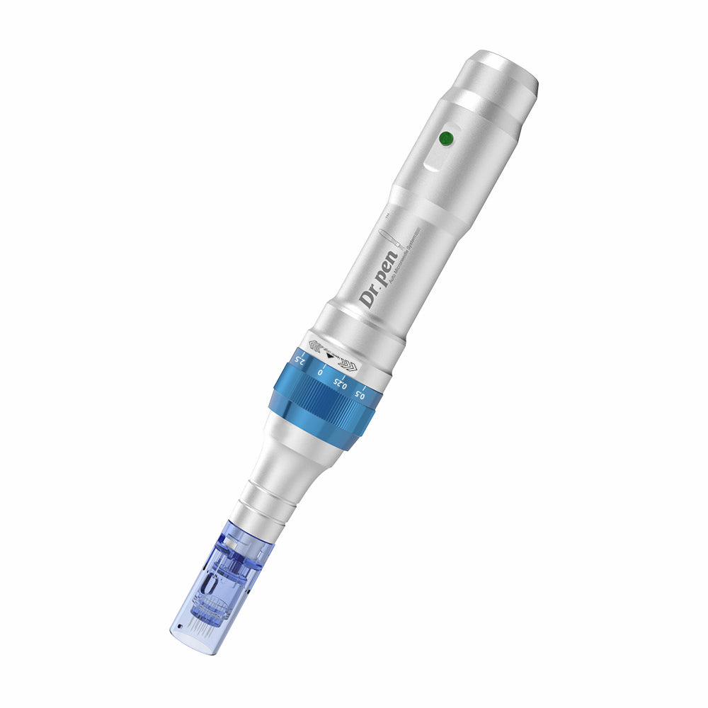 Dr. Pen A6 bolígrafo de microneedling en plata con cartucho de aguja azul y profundidad de aguja ajustable para tratamiento profesional de la piel.