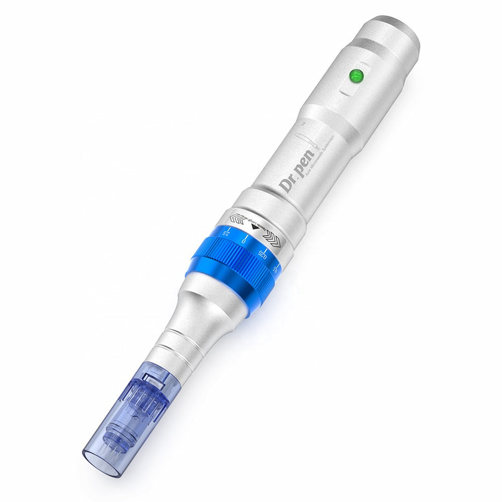 Dr. Pen A6 bolígrafo de microneedling en plata con cartucho de aguja azul y profundidad de aguja ajustable para tratamiento profesional de la piel.