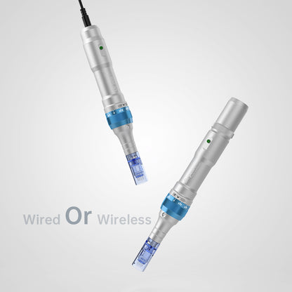 Comparación entre Dr. Pen A6 en versión con cable e inalámbrica, ambas con cartucho de aguja azul para microneedling profesional.