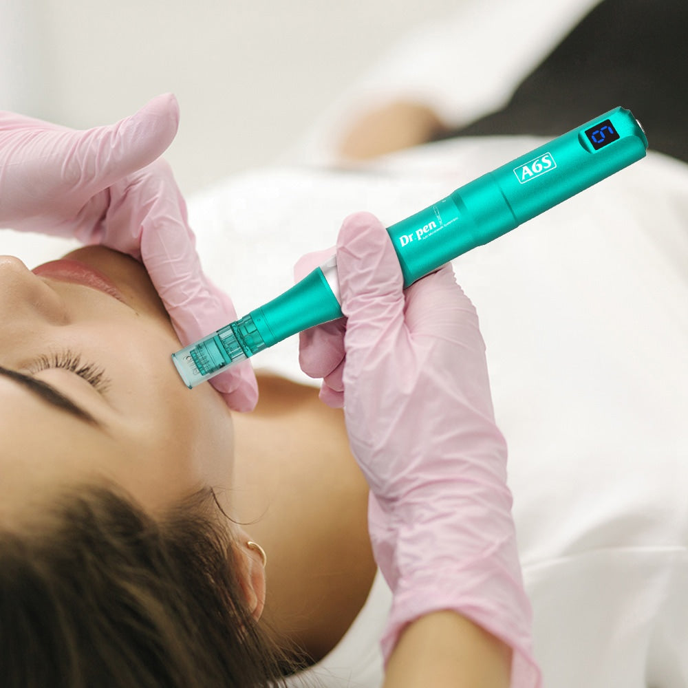 Microneedling profesional con Dr. Pen A6S donde una persona con guantes realiza un tratamiento facial en un cliente que está relajado.