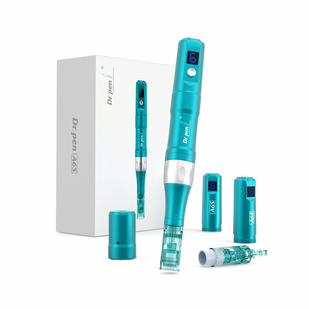 Dr. Pen A6S bolígrafo de microneedling en turquesa con pantalla digital, cartuchos de aguja y accesorios colocados frente al embalaje original como un kit de tratamiento completo.