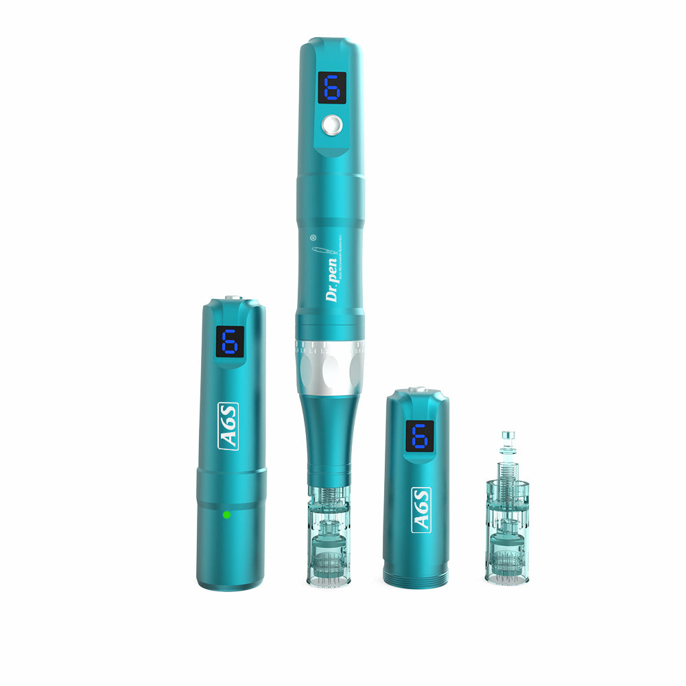 Dr. Pen A6S bolígrafo de microneedling en turquesa con pantalla digital, partes de batería desmontables y cabezas de aguja dispuestas como un kit completo para tratamiento profesional de la piel.