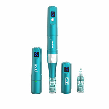 Dr. Pen A6S bolígrafo de microneedling en turquesa con pantalla digital, partes de batería desmontables y cabezas de aguja dispuestas como un kit completo para tratamiento profesional de la piel.