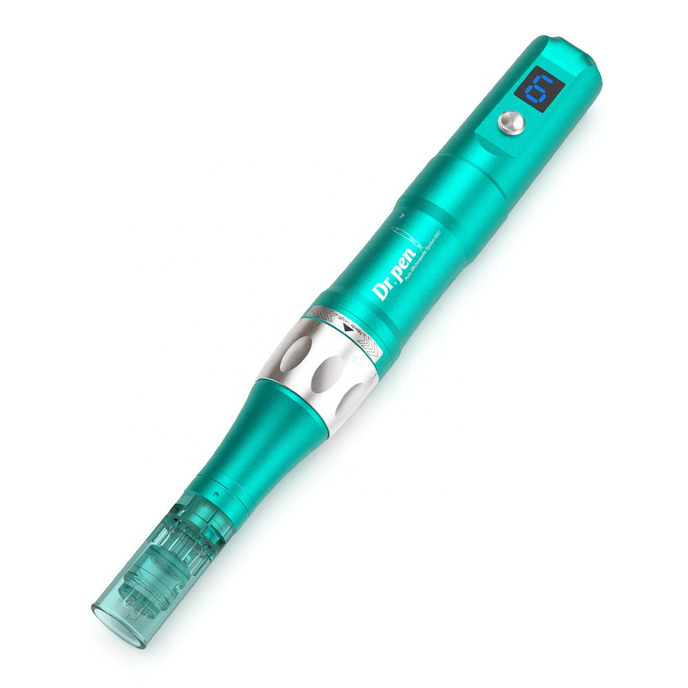 Dr. Pen A6S bolígrafo de microneedling en color turquesa con pantalla digital y cabeza de aguja montada para tratamiento profesional de la piel.