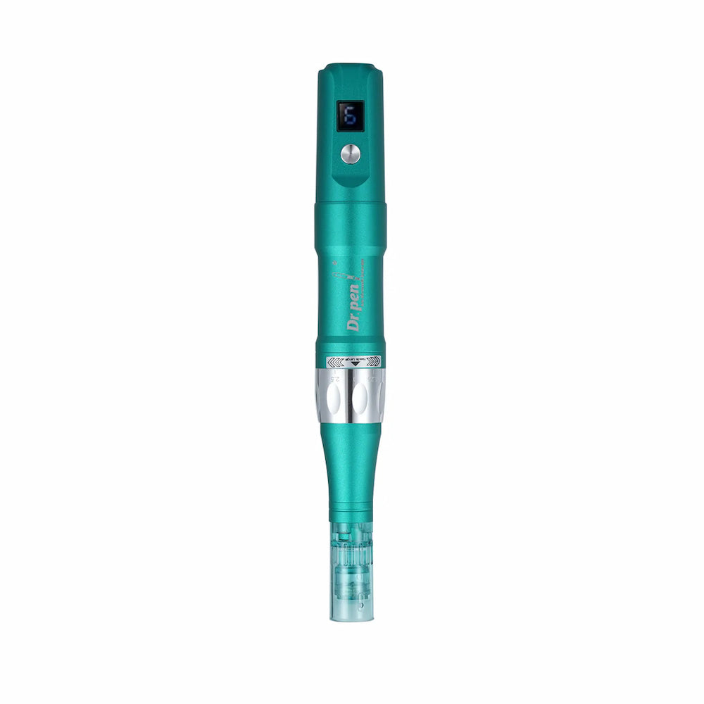 Dr. Pen A6S bolígrafo de microneedling en color turquesa visto de frente con cartucho de aguja azul y pantalla digital para tratamiento profesional de la piel.