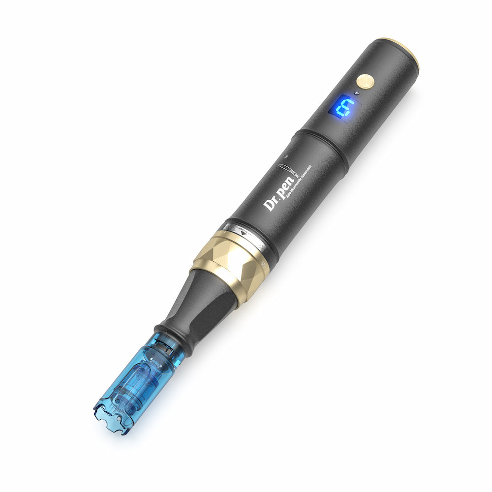 Dr. Pen A8S microneedling dermapen en negro y dorado con pantalla digital azul y cabezal de aguja montado para tratamiento avanzado de la piel.