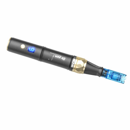 Dr. Pen A8S bolígrafo de microneedling en negro y dorado con pantalla digital azul y cabezal de aguja montado para tratamiento profesional de la piel.