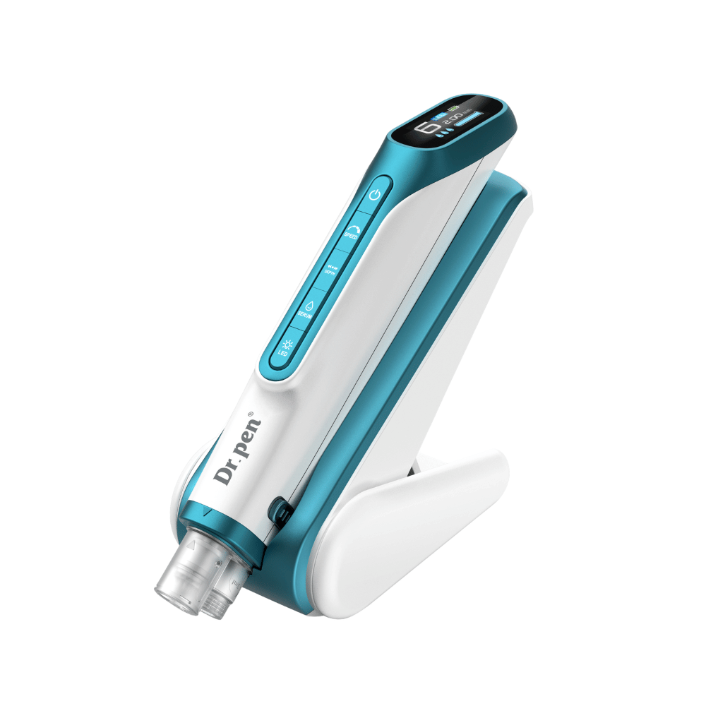 Dr. Pen H6 bolígrafo de microneedling colocado en su soporte correspondiente.