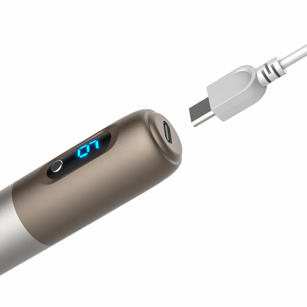 Primer plano de Dr. Pen H3 microneedling-pluma con puerto de carga USB-C y pantalla LED digital, lista para una carga rápida y fácil.