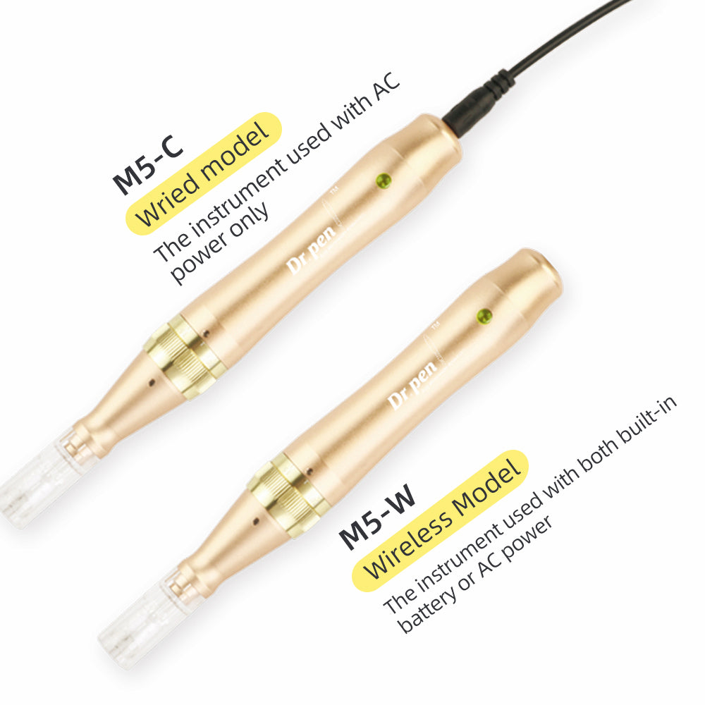 Comparación entre Dr. Pen M5-C y M5-W microneedling-lápices. M5-C se muestra como un modelo con cable que solo funciona con corriente alterna, mientras que M5-W es un modelo inalámbrico que se puede usar tanto con batería incorporada como con corriente alterna. Ambos lápices son de oro rosado con módulos de agujas montados.