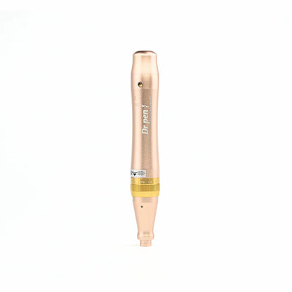 Dr. Pen M5-W microneedling-lápiz en oro, mostrado desde el frente sin módulo de agujas montado. El anillo de tornillo dorado de la herramienta y las marcas de ajuste son claramente visibles.