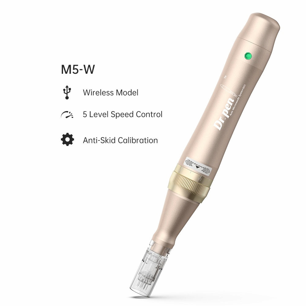 Imagen del producto de Dr. Pen M5-W lápiz microneedling inalámbrico en oro con módulo de agujas montado. A la izquierda se muestra texto con características: Modelo inalámbrico, Control de velocidad de 5 niveles y Calibración antideslizante.