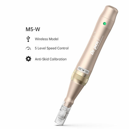 Imagen del producto de Dr. Pen M5-W lápiz microneedling inalámbrico en oro con módulo de agujas montado. A la izquierda se muestra texto con características: Modelo inalámbrico, Control de velocidad de 5 niveles y Calibración antideslizante.