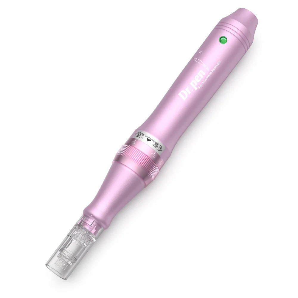 Dr. Pen M7 microneedling-pluma en rosa con cartucho de aguja montado, dispositivo profesional de microagujas para rejuvenecimiento de la piel.
